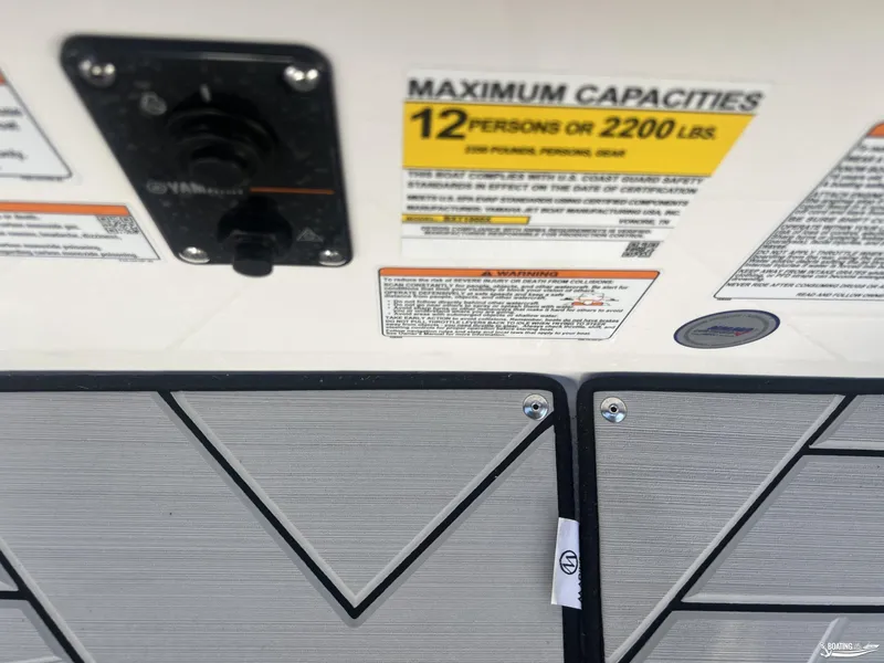 Slide: The Image of Yamaha Boats 252 XE 2025, capacity label for 12 persons or 2200 lbs. - 10