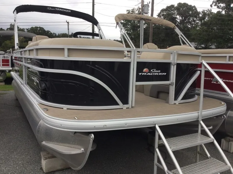 The Image of Sun Tracker SportFish 22 DLX 2024 - 1
