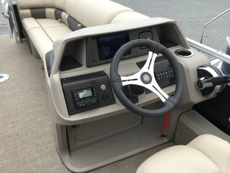 Slide: The Image of Sun Tracker SportFish 22 DLX 2024 - 13