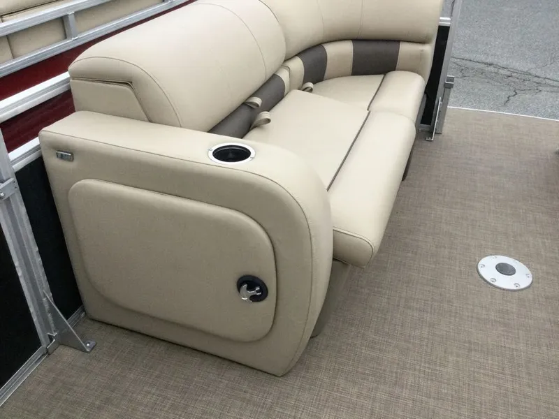 Slide: The Image of Sun Tracker SportFish 22 DLX 2024 - 3