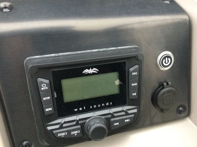 Slide: The Image of Sun Tracker SportFish 22 DLX 2024 - 4