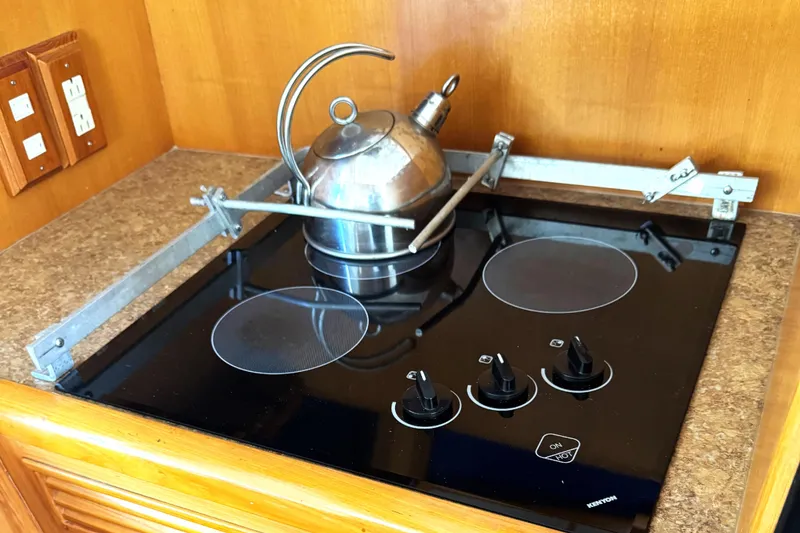 Slide: The Image of Stovetop with kettle on Ocean Alexander Classico 450 yacht, 1999 model. - 13