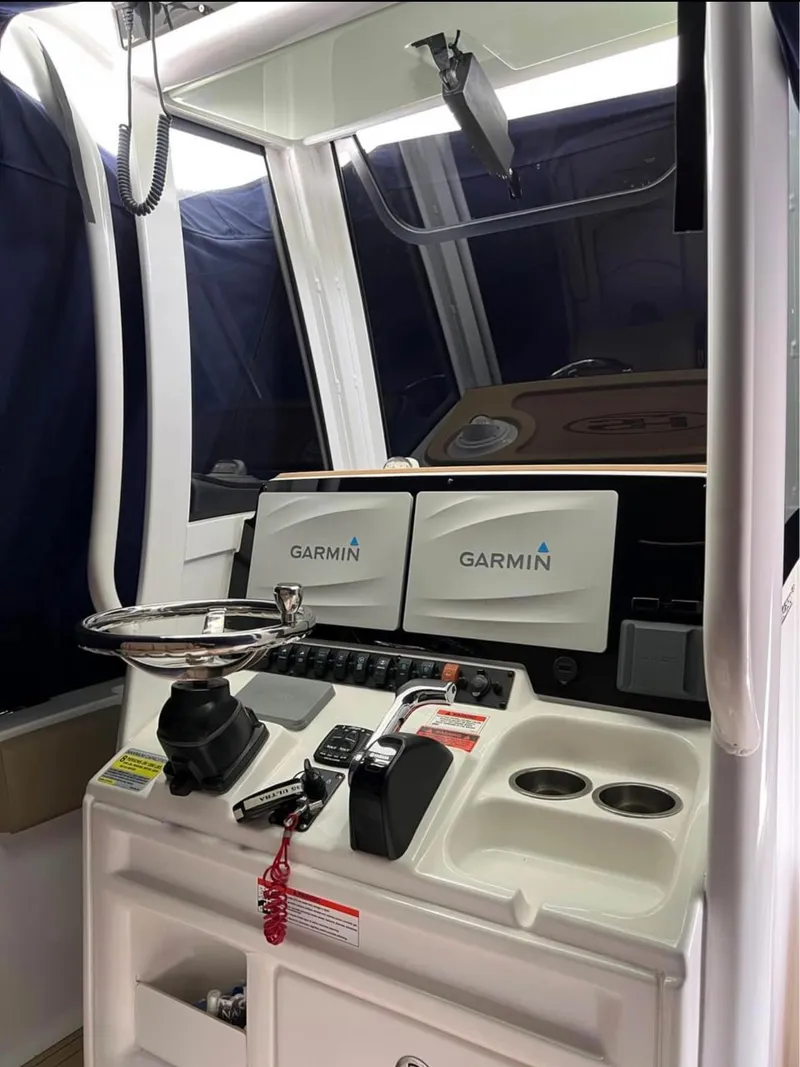 Slide: The Image of 2018 Sea Hunt 235 boat console with Garmin navigation system. - 5