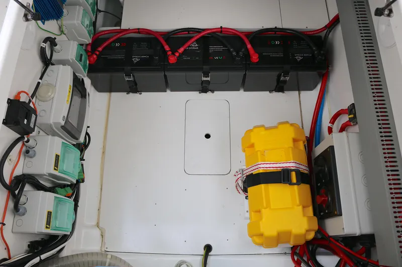 Slide: The Image of Electrical system of 2022 Beneteau FLYER 9 SPACE DECK with batteries and wiring. - 19
