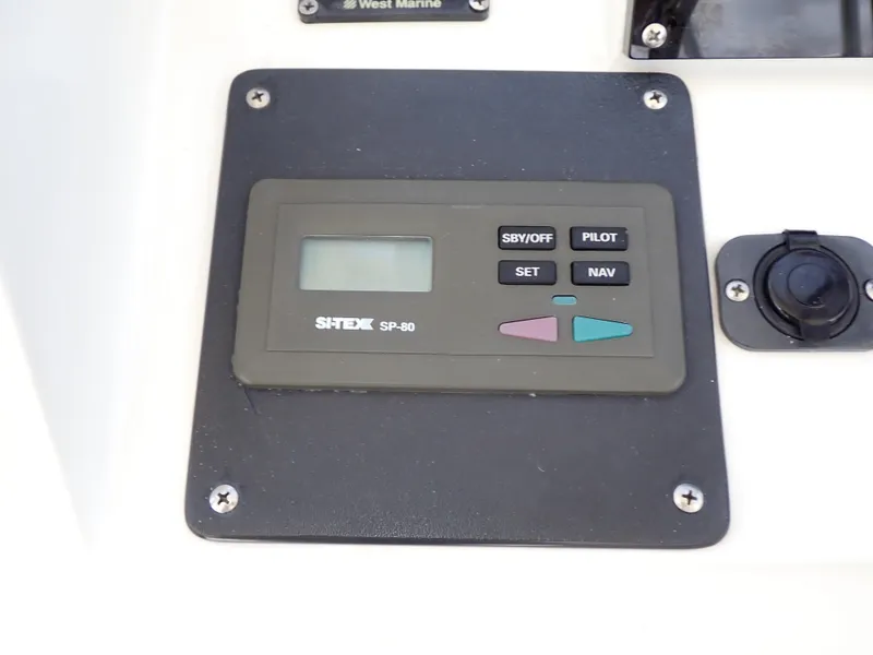 Slide: The Image of Autopilot control panel on 1989 Blackfin 29 Combi boat. - 21