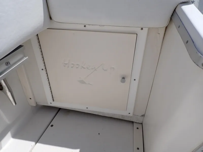Slide: The Image of 1989 Blackfin 29 Combi boat storage compartment with Hooked Up text. - 31