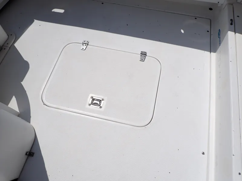 Slide: The Image of 1989 Blackfin 29 Combi boat deck with storage hatch. - 33