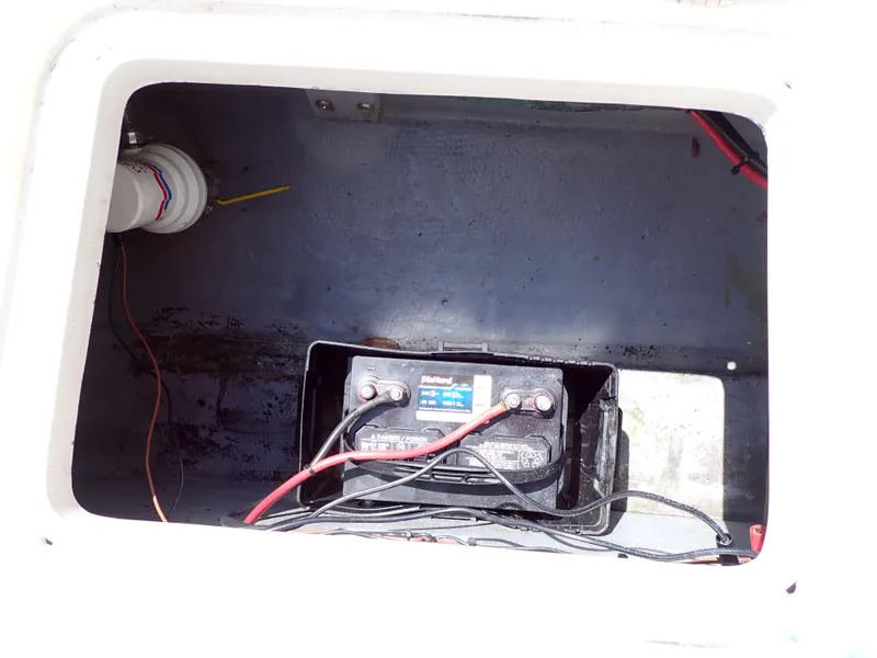 Slide: The Image of Battery compartment of a 1989 Blackfin 29 Combi boat. - 34