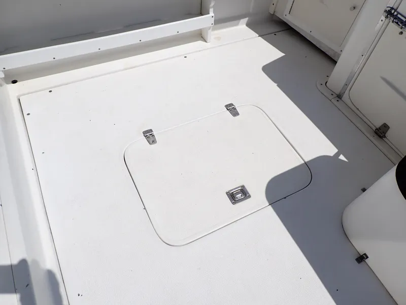 Slide: The Image of 1989 Blackfin 29 Combi boat deck with storage hatch. - 36
