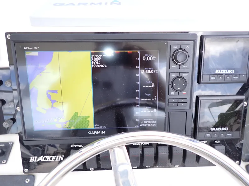 Slide: The Image of 1989 Blackfin 29 Combi helm with Garmin GPS and Suzuki engine displays. - 7