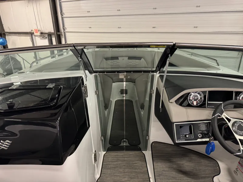 Slide: The Image of Four Winns HD8 2024 - 23