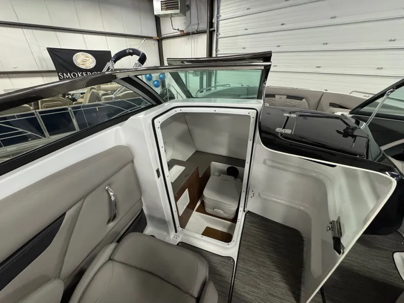 Slide: The Image of Four Winns HD8 2024 - 25