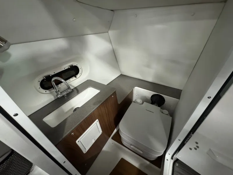 Slide: The Image of Four Winns HD8 2024 - 26