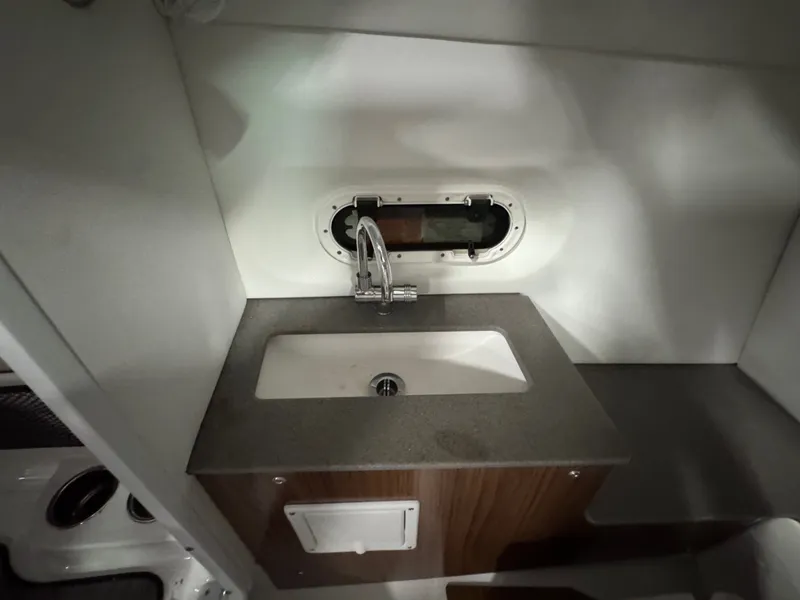 Slide: The Image of Four Winns HD8 2024 - 27