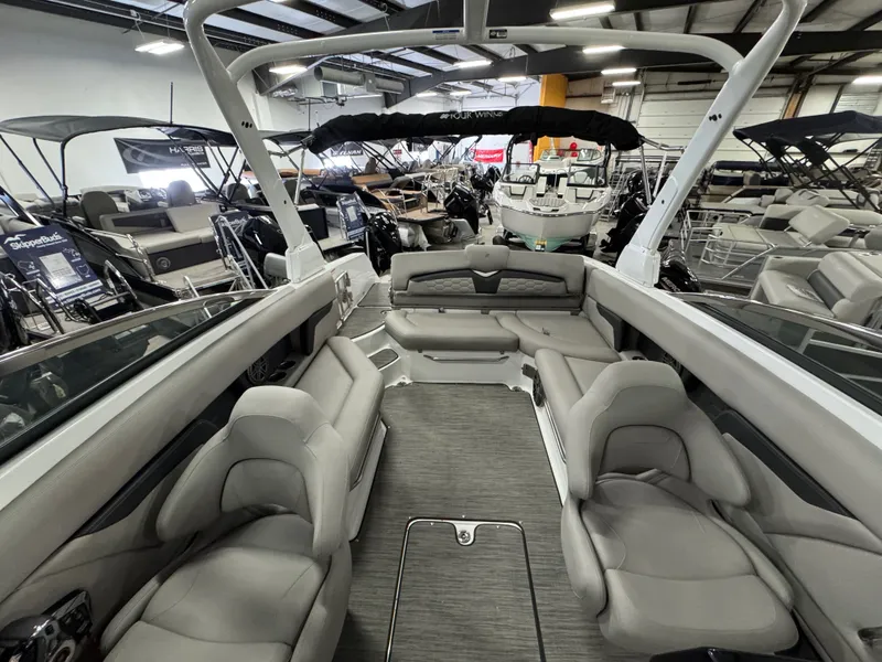 Slide: The Image of Four Winns HD8 2024 - 28