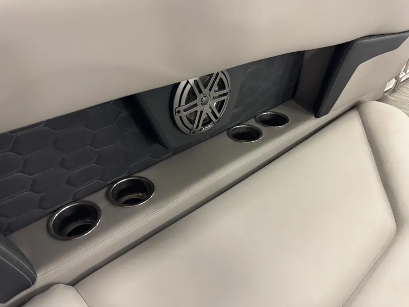 Slide: The Image of Four Winns HD8 2024 - 30