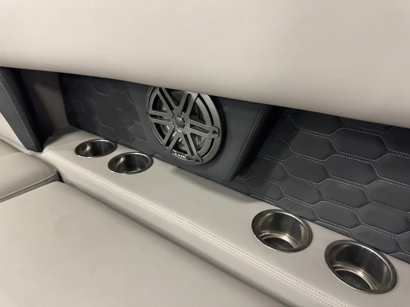 Slide: The Image of Four Winns HD8 2024 - 31