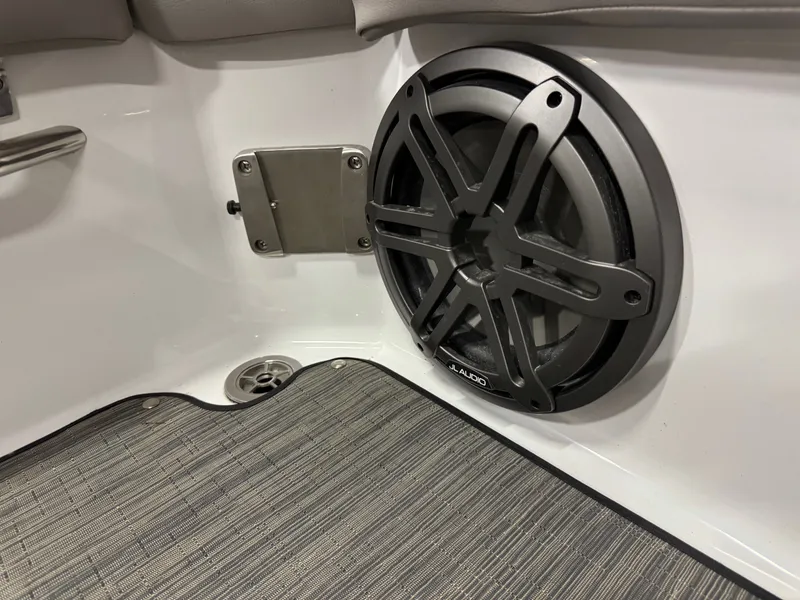 Slide: The Image of Four Winns HD8 2024 - 32