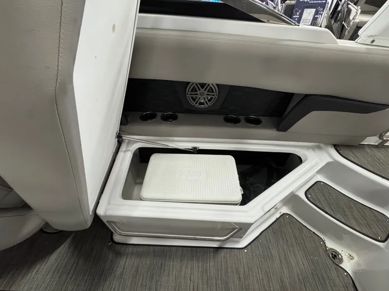 Slide: The Image of Four Winns HD8 2024 - 34