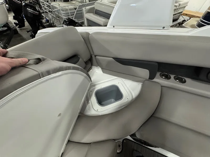 Slide: The Image of Four Winns HD8 2024 - 35