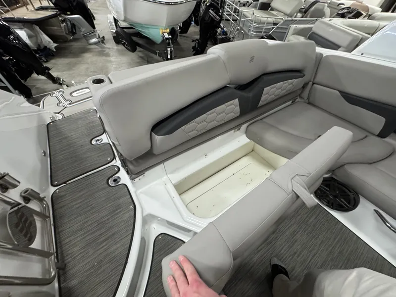 Slide: The Image of Four Winns HD8 2024 - 36