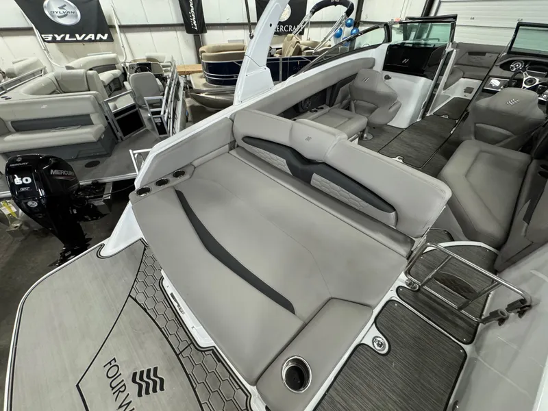 Slide: The Image of Four Winns HD8 2024 - 38