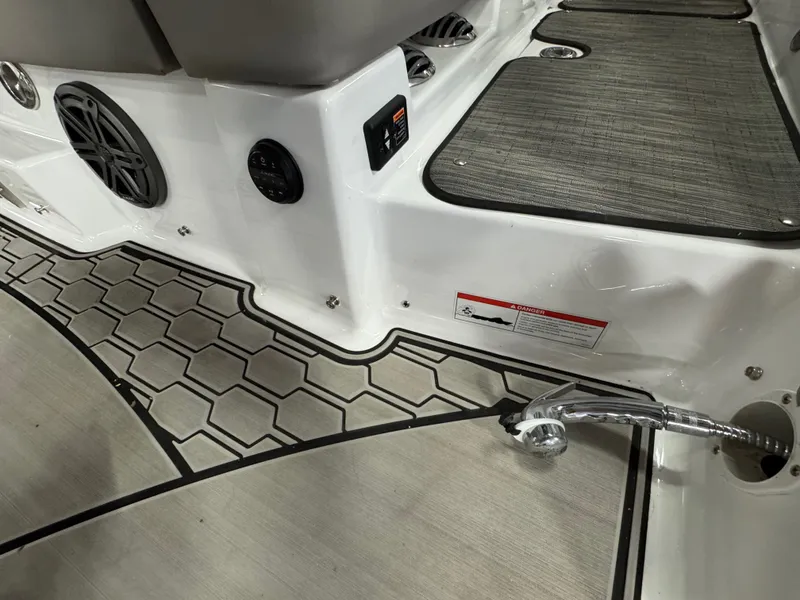 Slide: The Image of Four Winns HD8 2024 - 41