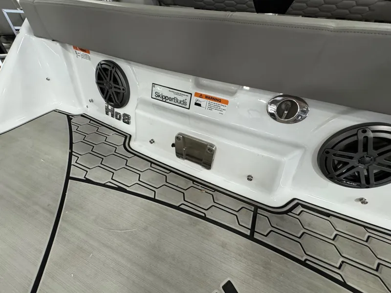 Slide: The Image of Four Winns HD8 2024 - 42