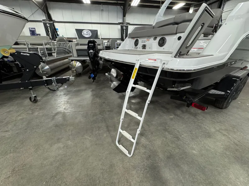 Slide: The Image of Four Winns HD8 2024 - 45