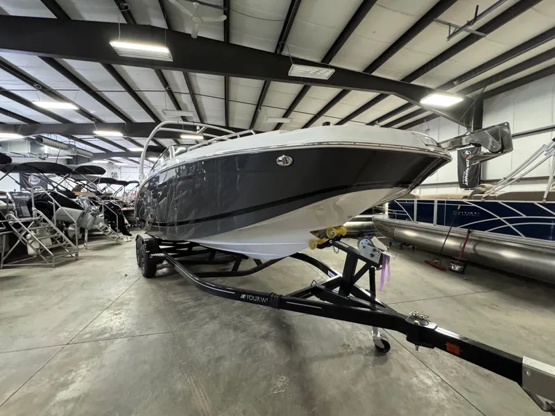 Slide: The Image of Four Winns HD8 2024 - 46