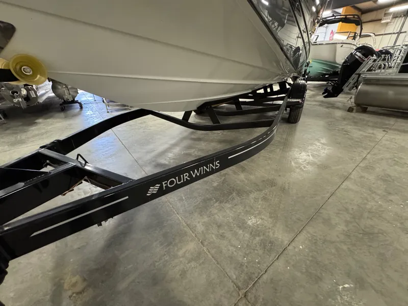 Slide: The Image of Four Winns HD8 2024 - 47