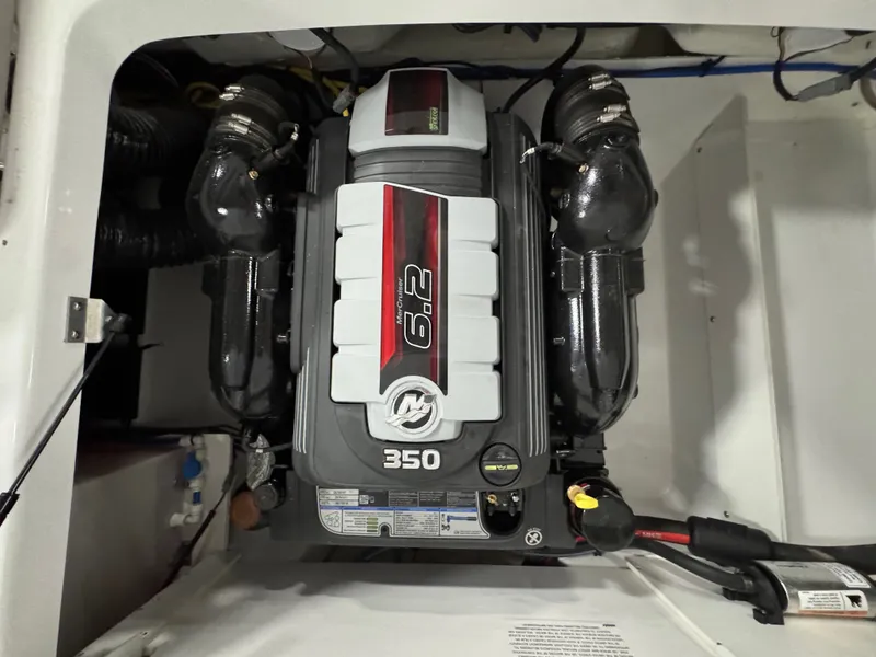 Slide: The Image of Four Winns HD8 2024 - 48