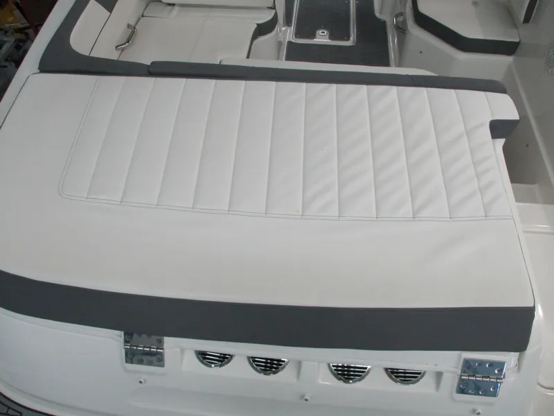 Slide: The Image of Bayliner VR6 Bowrider I/O 2018 - 15