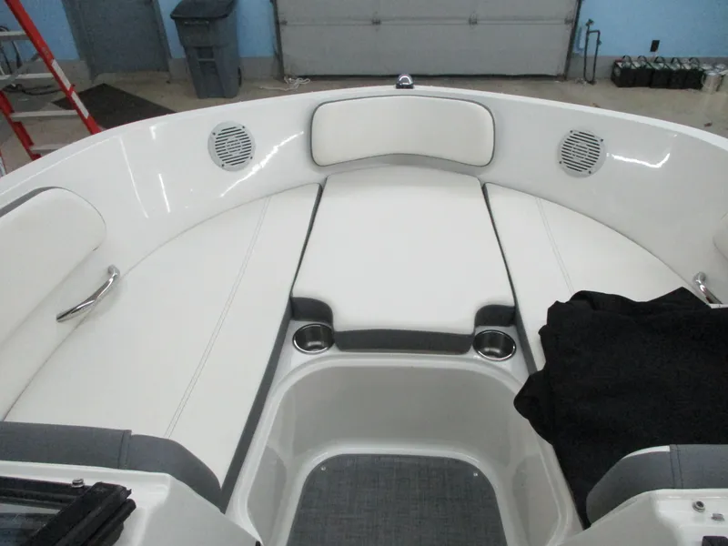 Slide: The Image of Bayliner VR6 Bowrider I/O 2018 - 16