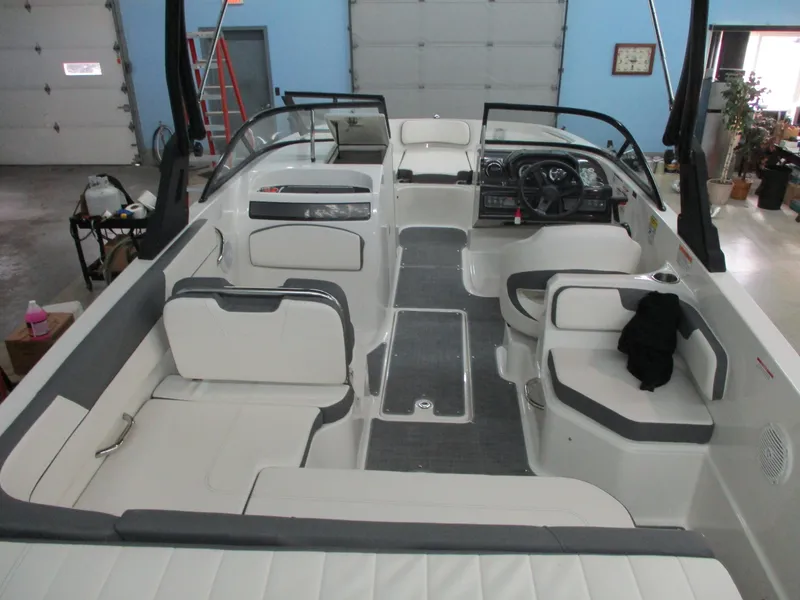 Slide: The Image of Bayliner VR6 Bowrider I/O 2018 - 3