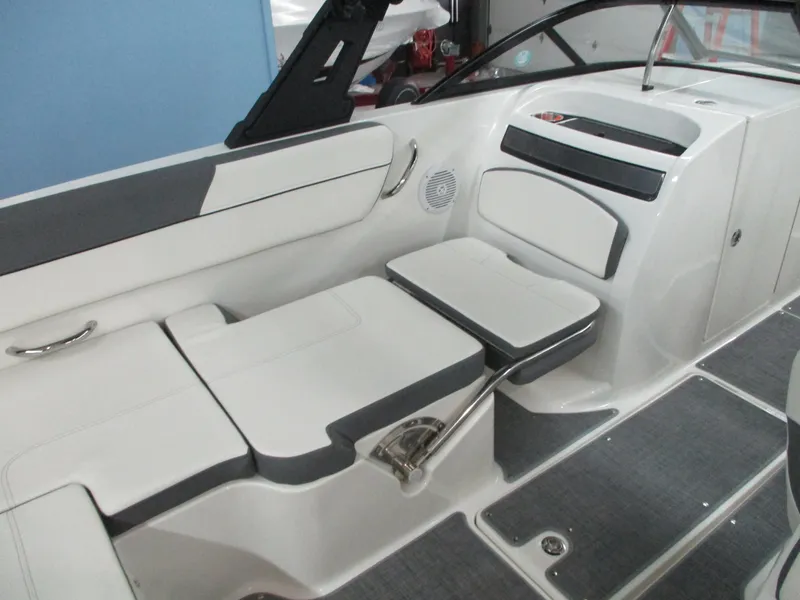 Slide: The Image of Bayliner VR6 Bowrider I/O 2018 - 5