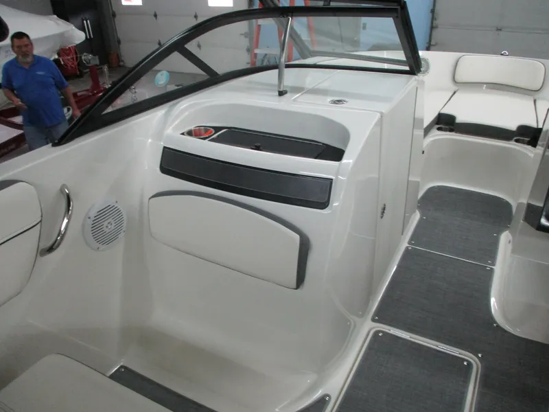 Slide: The Image of Bayliner VR6 Bowrider I/O 2018 - 7