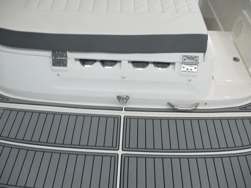 Slide: The Image of Bayliner VR6 Bowrider I/O 2018 - 8