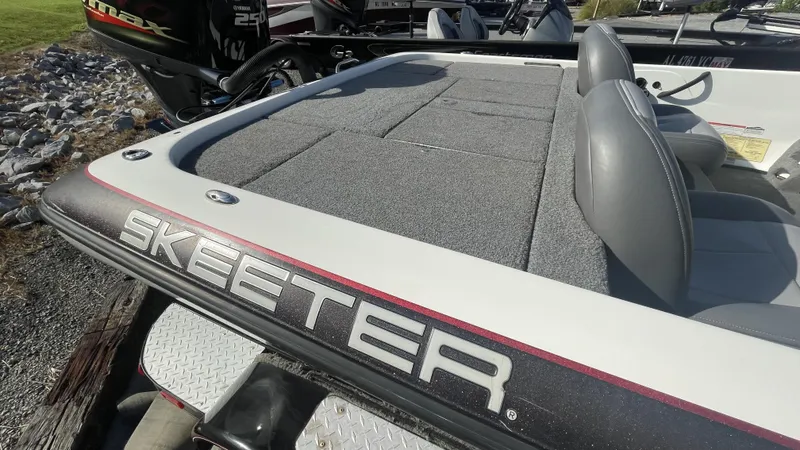 Slide: The Image of Skeeter ZX225 2011 - 11