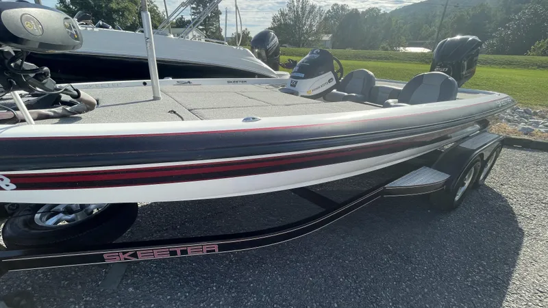 Slide: The Image of Skeeter ZX225 2011 - 18