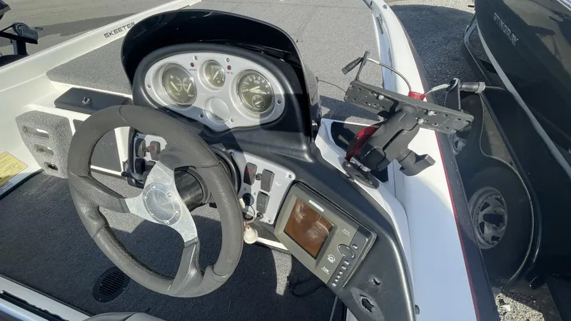 Slide: The Image of Skeeter ZX225 2011 - 23