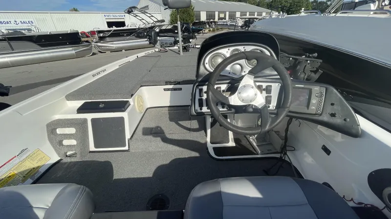 Slide: The Image of Skeeter ZX225 2011 - 8