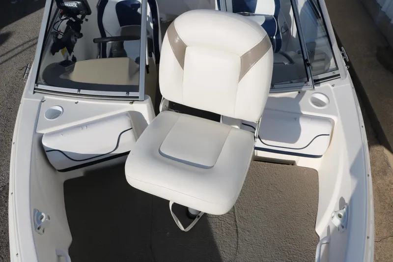 Slide: The Image of 2011 Larson LX850 Classic SF boat interior with white captain's chair. - 22