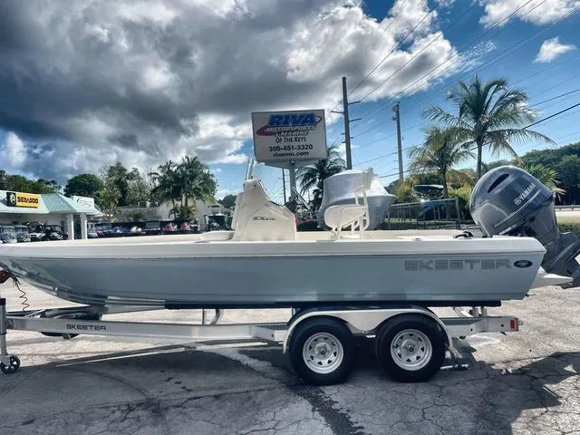 Slide: The Image of Skeeter SX210 2023 - 1