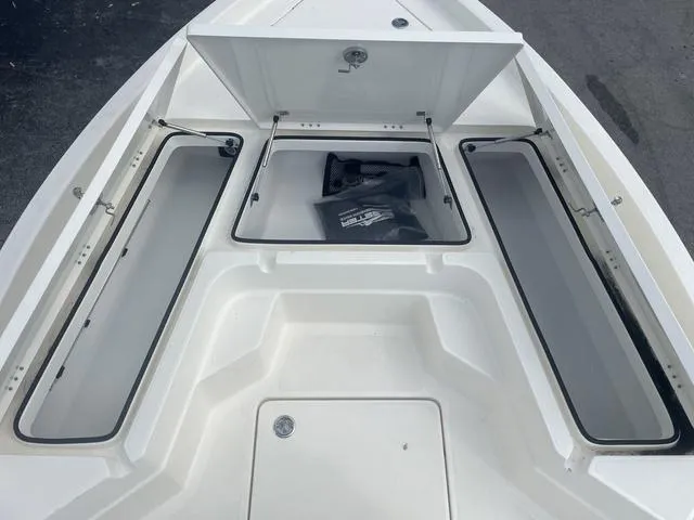 Slide: The Image of Skeeter SX210 2023 - 12