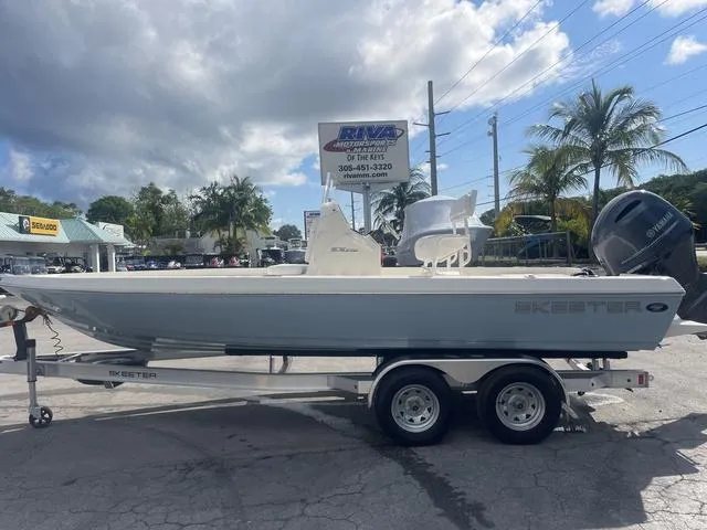 Slide: The Image of Skeeter SX210 2023 - 2