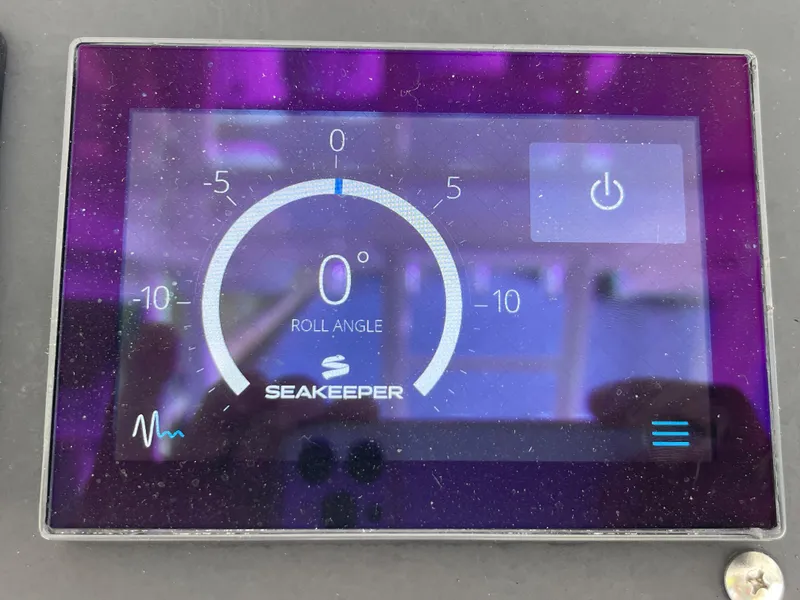 Slide: The Image of Seakeeper control display showing roll angle on Everglades 435 CC, 2019 model. - 33