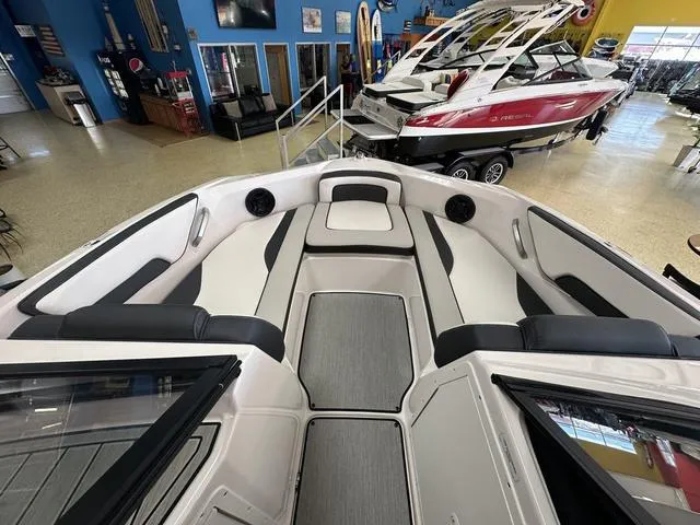 Slide: The Image of 2024 Yamaha Boats SX195 on trailer in outdoor lot. - 7