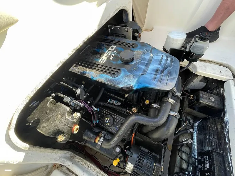 Slide: The Image of 2004 Larson 220 Cabrio for sale in Somerset, MA - 32