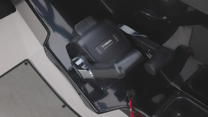 Slide: The Image of 2023 Yamaha Boats AR250 throttle control. - 4